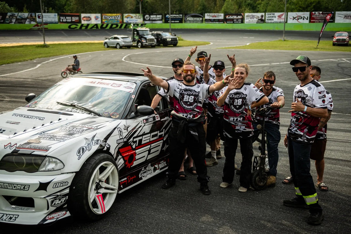 L’équipe DriftParc réunie autour de sa BMW au circuit